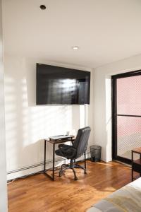 a bedroom with a desk and a chair in a room at American Dream Guest House in New York