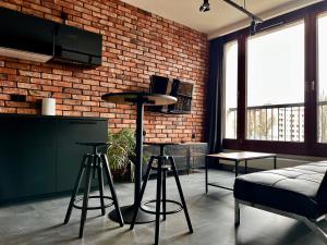 Televízia a/alebo spoločenská miestnosť v ubytovaní Loft Apartment Browary Warszawskie