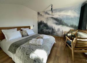 1 dormitorio con 1 cama y una pintura en la pared en Chalet Le Tilleul en Valdeblore