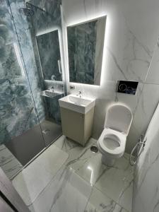 La salle de bains est pourvue de toilettes, d'un lavabo et d'une douche. dans l'établissement Fly Home, à Naples