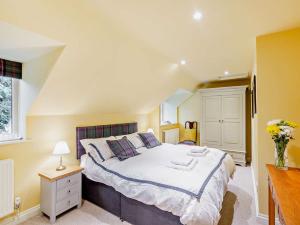 a bedroom with a large bed with white sheets at 2 Bed in Lyonshall 93321 in Lyonshall