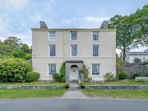 a large white house with a white door at 3 Bed in Crosthwaite 75564 in Crosthwaite