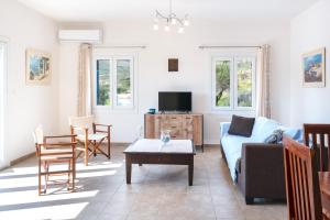 sala de estar con sofá y mesa en Villa Zenia Syros en Vari