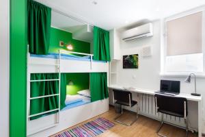 a bedroom with green walls and bunk beds at Hostel Kvartira 31 in Belgorod