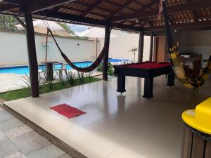 a room with a hammock and a pool at Casa 2M no Centro de Piri in Pirenópolis
