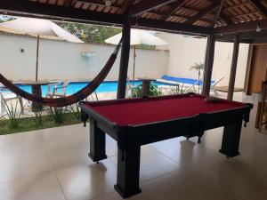 una mesa de billar con una hamaca y una piscina en Casa 2M no Centro de Piri, en Pirenópolis