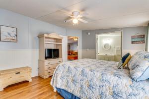 sypialnia z łóżkiem i wentylatorem sufitowym w obiekcie Pensacola Home with Private Dock - 7 Mi to Beaches w mieście Pensacola