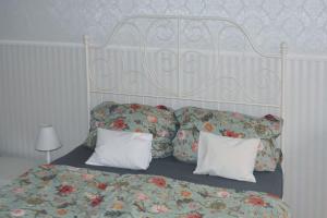 ゴータにあるGroßes, helles Zimmer mit privatem Bad in Villaのベッド1台(白いヘッドボード、枕2つ付)