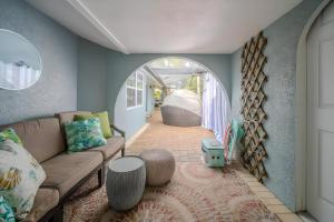 uma sala de estar com um sofá e um arco em Heated pool just 1.7 mi to beach The Ocean Pearl em Sarasota
