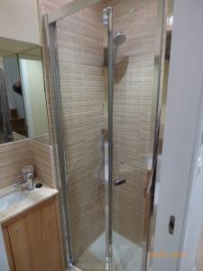 a shower with a glass door in a bathroom at CASA MARIÑEIRA in Pobra do Caramiñal