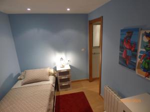 a blue room with a couch and a table at CASA MARIÑEIRA in Pobra do Caramiñal