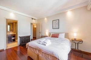um quarto com uma grande cama branca e uma lareira em Charming villa with sea view em Vallauris