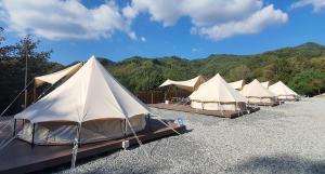 eine Reihe von Zelten auf einem Schotterfeld in der Unterkunft Starium Jecheon in Jecheon