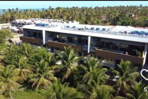 eine Luftaufnahme eines Resorts mit Palmen in der Unterkunft Kanui VK 102 Milagres - Duplex Perto da Capela e Raizeiros in São Miguel dos Milagres