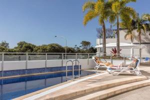 Bazén v ubytování Panoramic Ocean Views At Maroochydore nebo v jeho okolí
