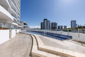 Bazén v ubytování Panoramic Ocean Views At Maroochydore nebo v jeho okolí