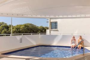 Bazén v ubytování Panoramic Ocean Views At Maroochydore nebo v jeho okolí