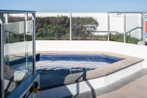 Bazén v ubytování Panoramic Ocean Views At Maroochydore nebo v jeho okolí