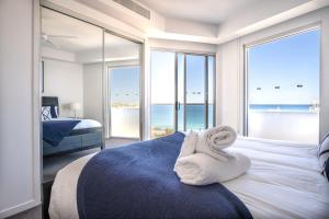 Postel nebo postele na pokoji v ubytování Panoramic Ocean Views At Maroochydore