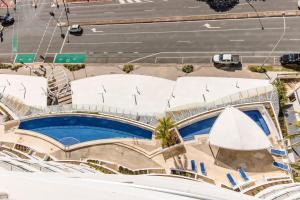 Bazén v ubytování Panoramic Ocean Views At Maroochydore nebo v jeho okolí