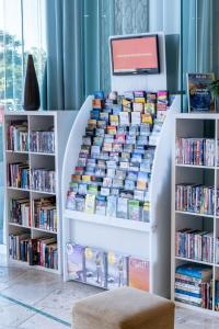 uma estante cheia de livros e DVDs em Panoramic Ocean Views At Maroochydore em Maroochydore