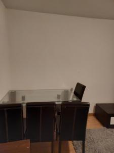 una sala da pranzo con tavolo in vetro e sedie di 2-кімнатна квартира ВАРШАВА центр a Varsavia