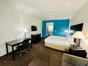 El Campo的住宿－Lonestar Inn，酒店客房设有一张床、一张桌子、一张床和一台电脑