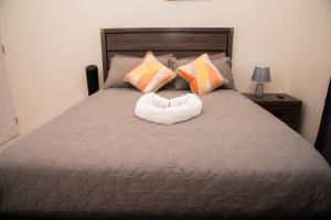 een slaapkamer met een bed met twee handdoeken erop bij Oceanview Jamaica in Discovery Bay