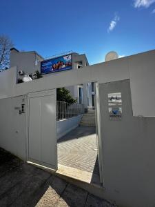 um edifício com uma porta aberta com uma televisão por cima em VHostel em Guimarães