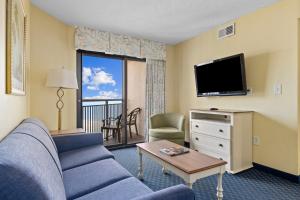 ein Wohnzimmer mit einem Sofa und einem Flachbild-TV in der Unterkunft Ocean Reef 925 in Myrtle Beach