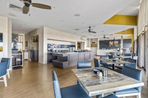 un comedor con mesas y sillas azules en Ocean Reef 925, en Myrtle Beach