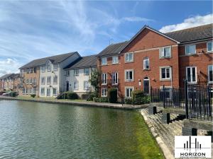 een rij huizen naast een rivier bij FREE Parking-Waterfront- Victoria Dock-Siemens-Contractors-Relocators in Hull
