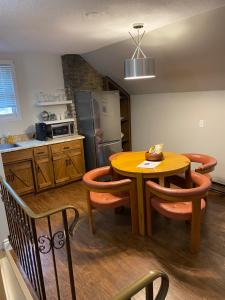 a kitchen with a table and chairs in a kitchen at North of Avon B&B Suites in Stratford