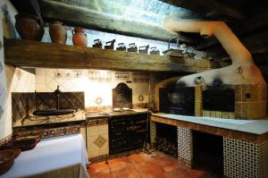 a kitchen with a stove and a counter top at Hotel Spa Convento I in Coreses