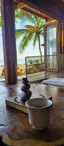un mucchio di rocce seduti su un tavolo vicino a una ciotola di Casa Dos Almas a Santa Marta