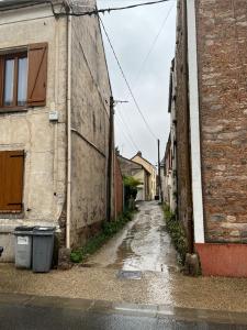 an empty alley way with a building and a street at BEAU T3 STYLE INDUSTRIEL N20 ORLY PARIS WIFI Underground Industry in La Ville-du-Bois