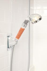 y baño con ducha con cabezal de ducha. en Private Loft in Hells Kitchen near Times Square en Nueva York