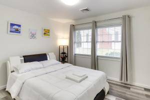 Family-Friendly Maryland Retreat with Patio and Yard! tesisinde bir odada yatak veya yataklar
