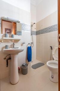a bathroom with a sink and a toilet at STUDIO BIAGUI 2 in Dakar