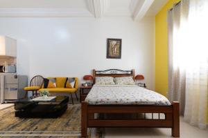 1 dormitorio con 1 cama y sala de estar en STUDIO BIAGUI 2, en Dakar