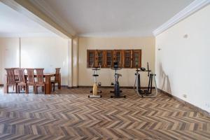 a room with a table and some exercise equipment in it at STUDIO BIAGUI 2 in Dakar