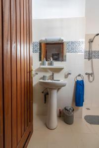 a bathroom with a sink and a mirror at STUDIO BIAGUI 2 in Dakar