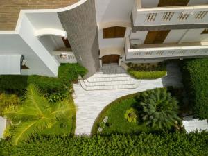 an overhead view of a building with a courtyard at STUDIO BIAGUI 2 in Dakar