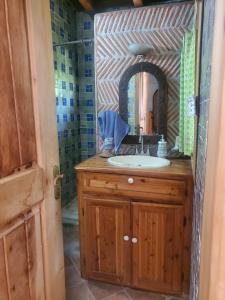 a bathroom with a sink and a mirror at Glamping Teques Naturaleza de lujo Granja El Sol in Xoxocotla