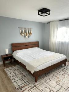 - une chambre avec un grand lit et un lustre dans l'établissement The Cozy Nook, à Fair Oaks