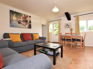 a living room with a couch and a table at 2 Bed in Bampton SHAYN in Huntsham
