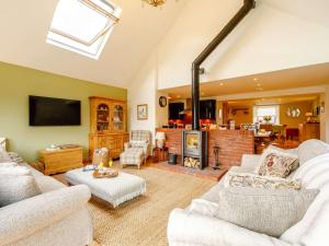 een woonkamer met witte meubels en een open haard bij 3 bed property in Swinton 89133 in Swinton