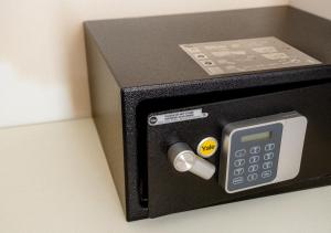 a black cash register with a calculator on it at La maison de tante Rosa in Siracusa