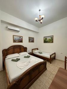 1 dormitorio con 1 cama grande y 1 mesa en Hannas Hostel, en Berat