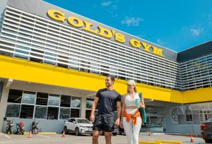 un homme et une femme debout devant un magasin dans l'établissement Irazú Hotel & Studios, à San José